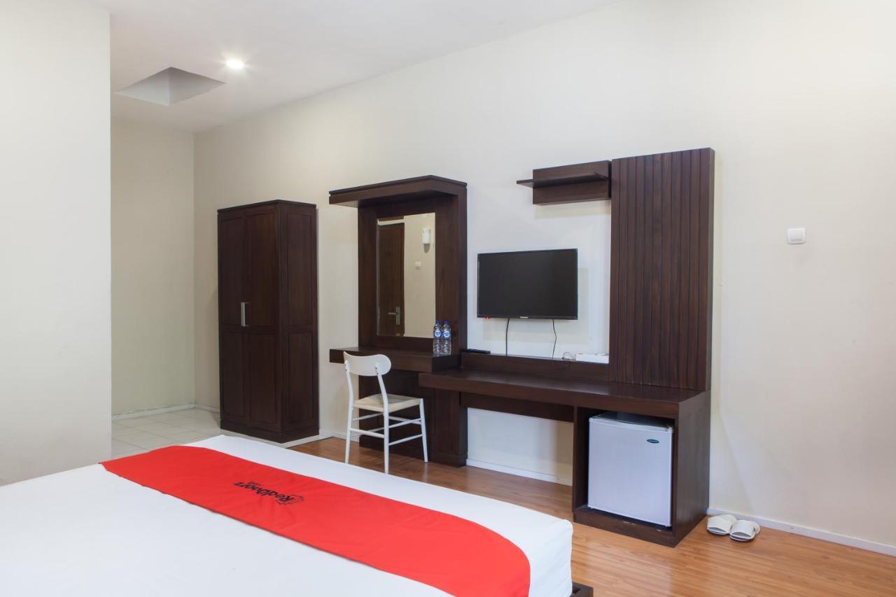 Reddoorz Plus Near Mall Roxy Banyuwangi Баньюванги Экстерьер фото
