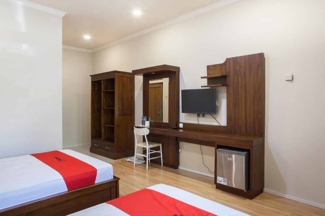 Reddoorz Plus Near Mall Roxy Banyuwangi Баньюванги Экстерьер фото
