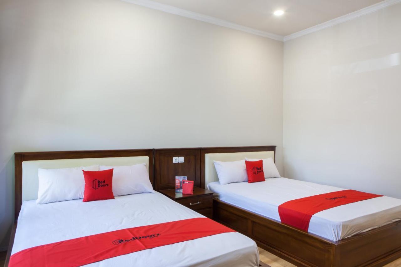 Reddoorz Plus Near Mall Roxy Banyuwangi Баньюванги Экстерьер фото