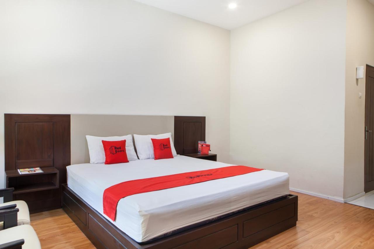 Reddoorz Plus Near Mall Roxy Banyuwangi Баньюванги Экстерьер фото