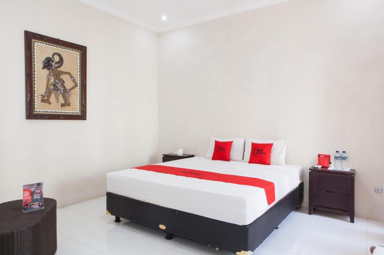 Reddoorz Plus Near Mall Roxy Banyuwangi Баньюванги Экстерьер фото