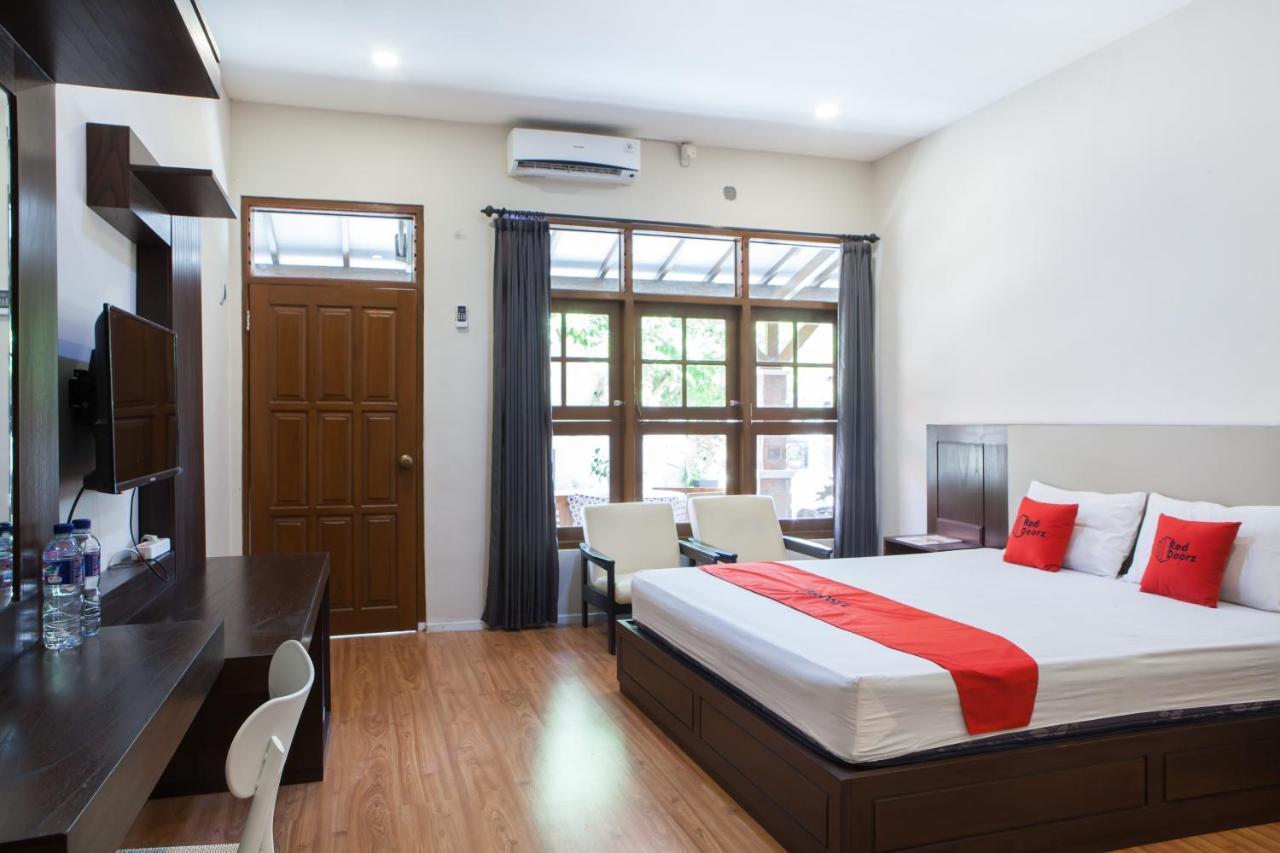 Reddoorz Plus Near Mall Roxy Banyuwangi Баньюванги Экстерьер фото